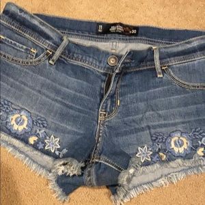 Hollister short shorts flower embroidery